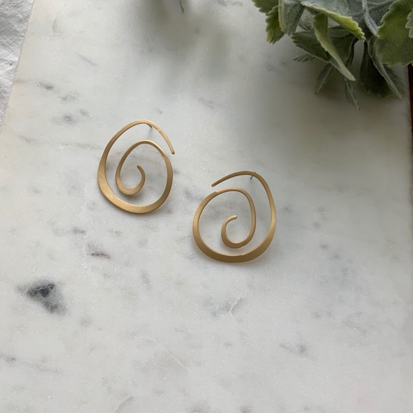 The Hattie - Twirl Matte Gold Stud Earrings - Picture 3 of 5